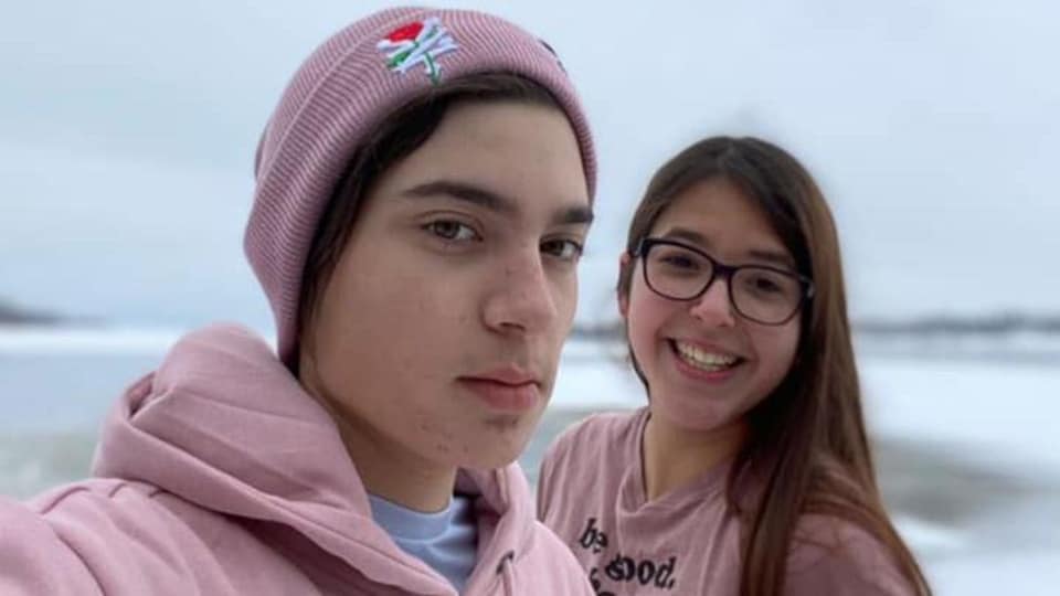 Deux jeunes autochtones de 16 ans posent ensemble