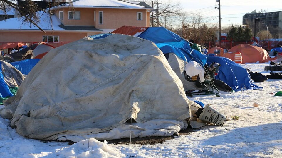 Un campement de personnes itinérantes dans le centre-ville d'Edmonton.