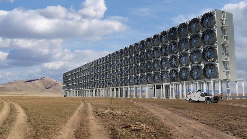 Une usine composée de turbines dans le désert.