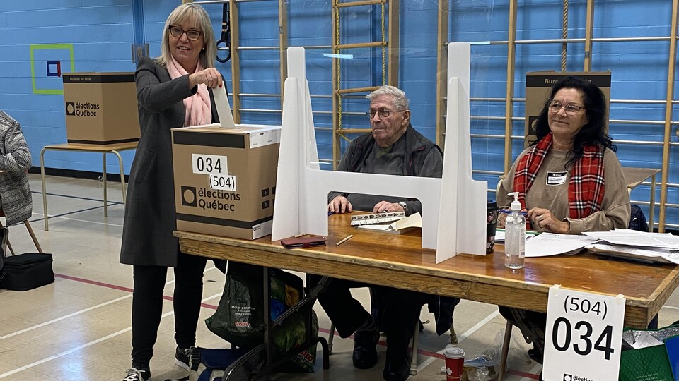 Caroline St-Hilaire, candidate caquiste dans Sherbrooke, exerce son droit de vote.