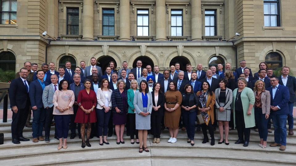 Photo des députés conservateurs unis avec Danielle Smith prise à Calgary, le vendredi 7 octobre 2022.