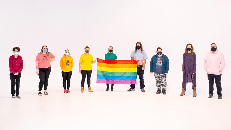 Les membres du comité LGBTQ+ du Cégep de Matane avec un drapeau de la communauté.