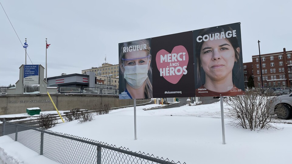 Une affiche devant l'hôpital indique "merci à nos héros". 