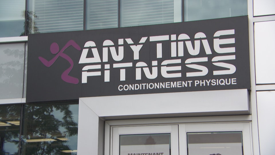 Façade d'un centre d'entrainement de Anytime Fitness.