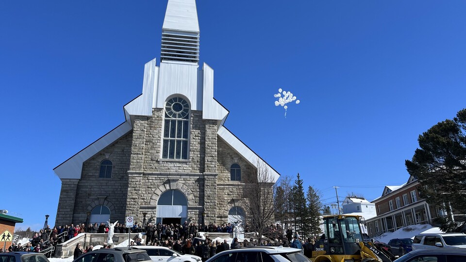 Le parvis de l'église rempli de citoyens.