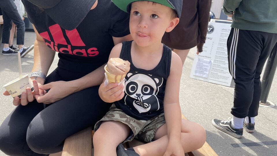 Une mère et son enfant mangent une crème glacée.