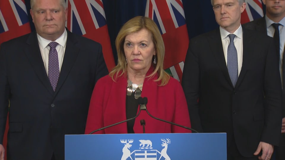 La ministre de la Santé de l'Ontario, Christine Elliott, devant un micro