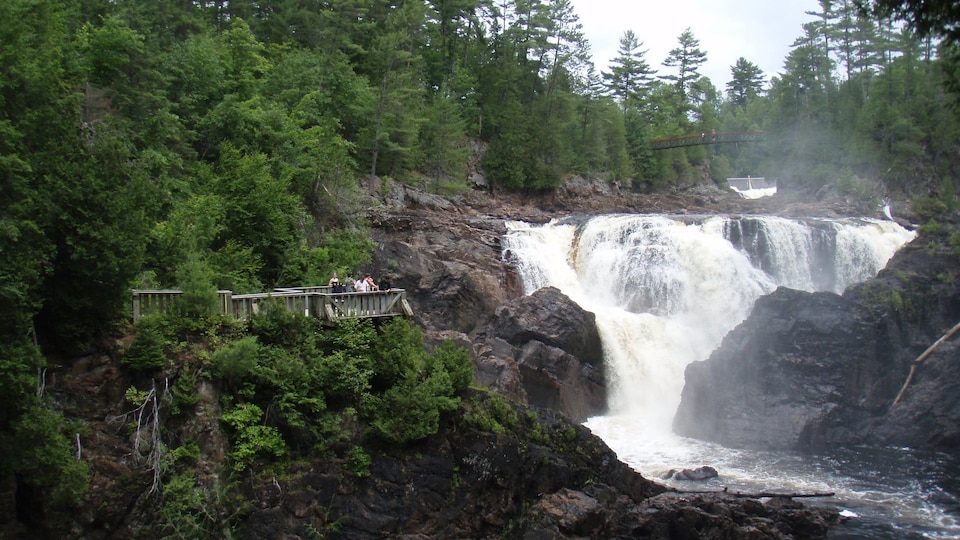 Des randonneurs observent au loin les magnifiques chutes Coulonge.