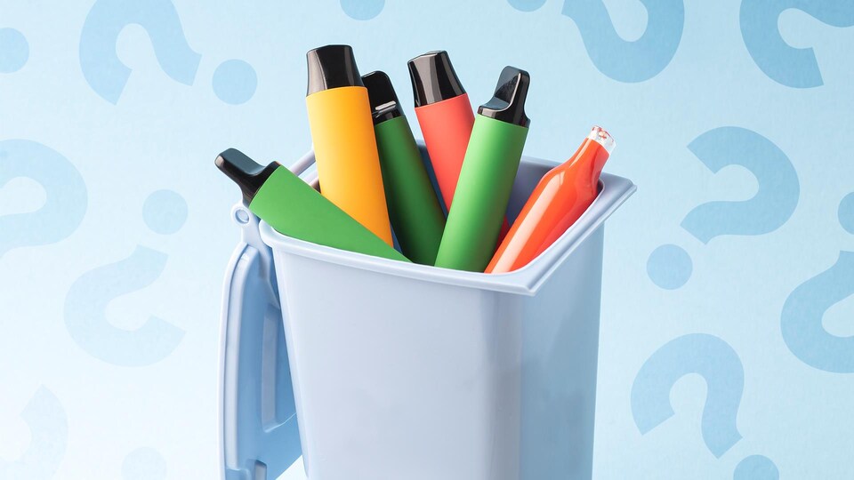 Plusieurs cigarettes électroniques dans un bas de recyclage.