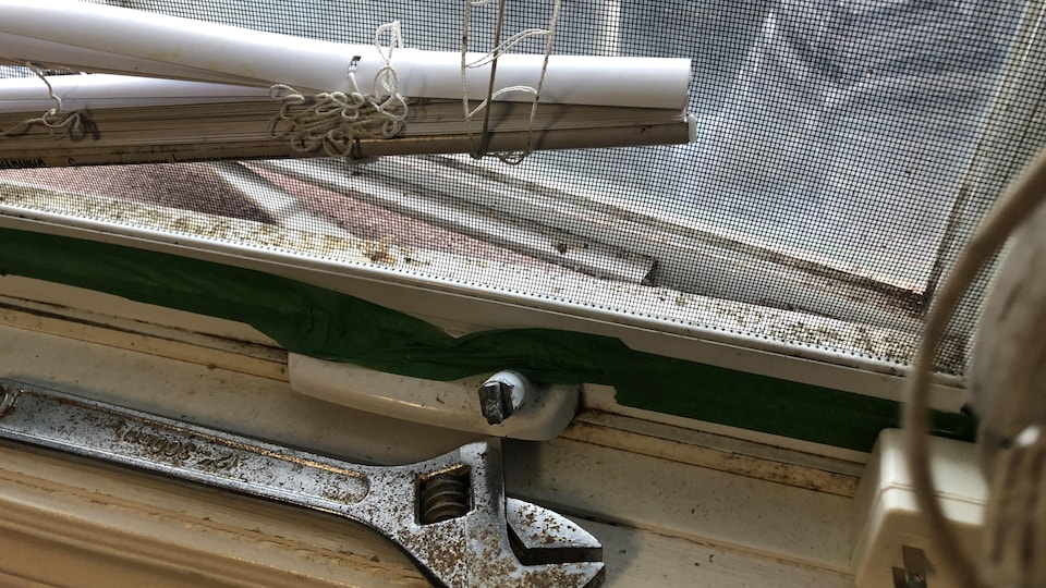 Une clé à molette près d'une fenêtre