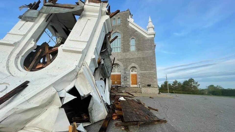 Une église dont le clocher est détruit et effondré sur le sol.