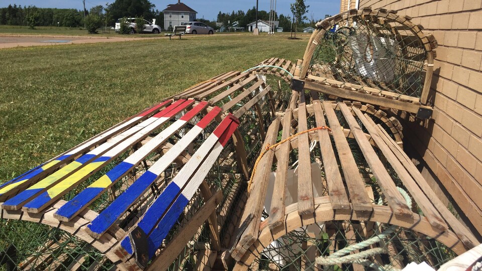 Casiers à homards peints aux couleurs de l'Acadie.