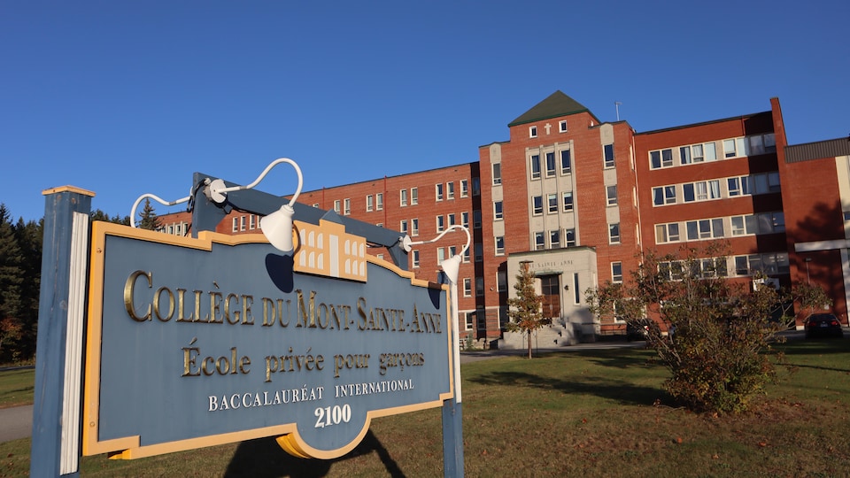Le Collège du MontSainteAnne créatif pour recruter des surveillants