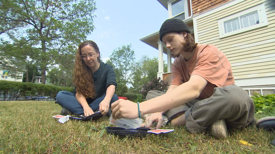 Maggie Glasgow et Connal MacLellan fouillent dans une trousse de naloxone.