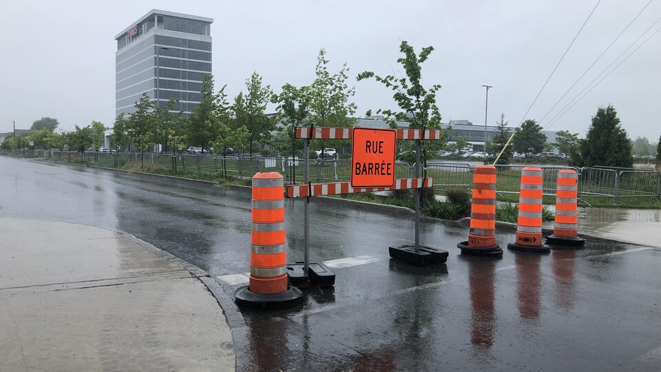 Une rue barrée près du Centrexpo de Drummondville.