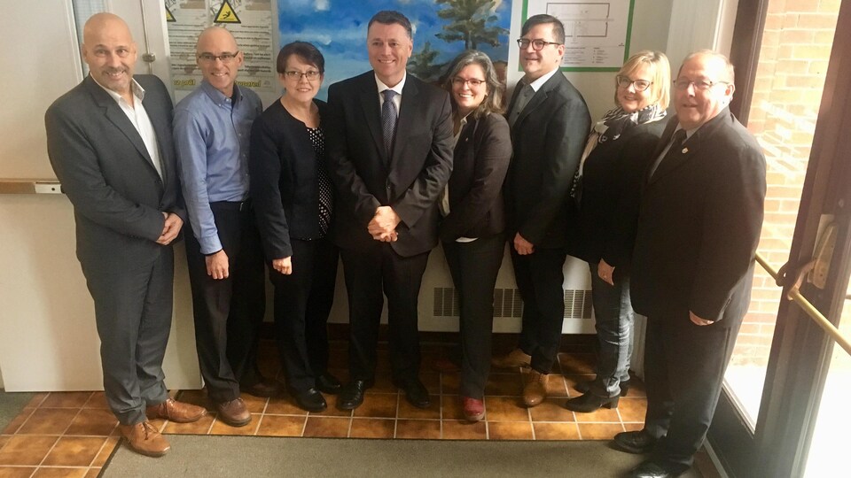 Les organisateurs du CMA 2019 et le premier ministre Dennis King, à l’Assemblée législative de l'Île-du-Prince-Édouard.