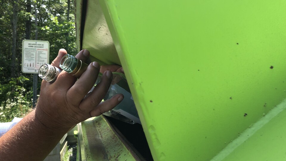 Du verre déposé dans un conteneur