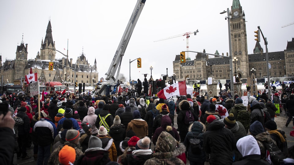 Des manifestants devant le parlement d'Ottawa.