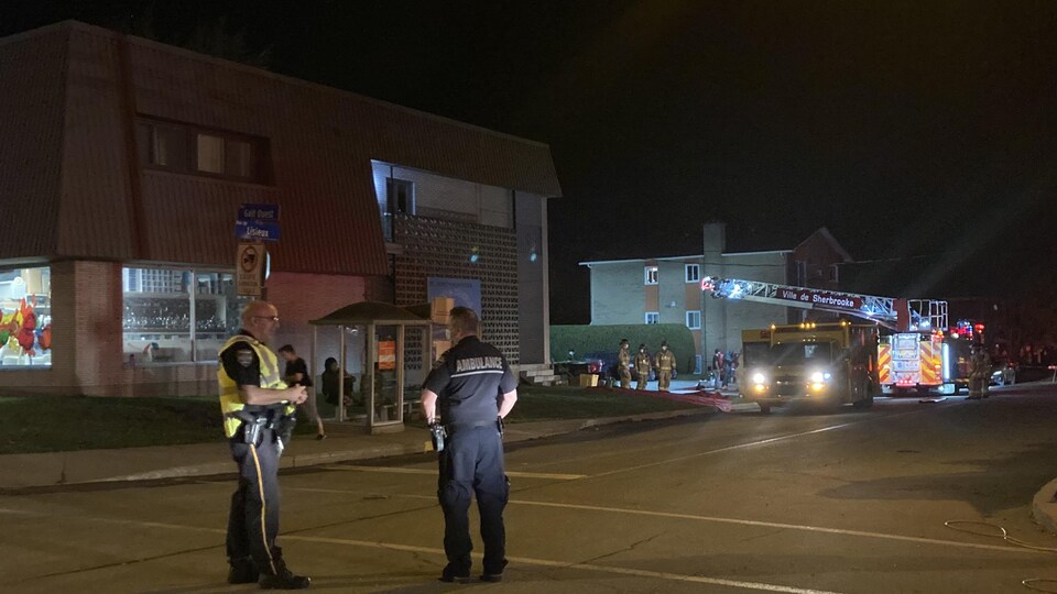Les services d'urgence en action.