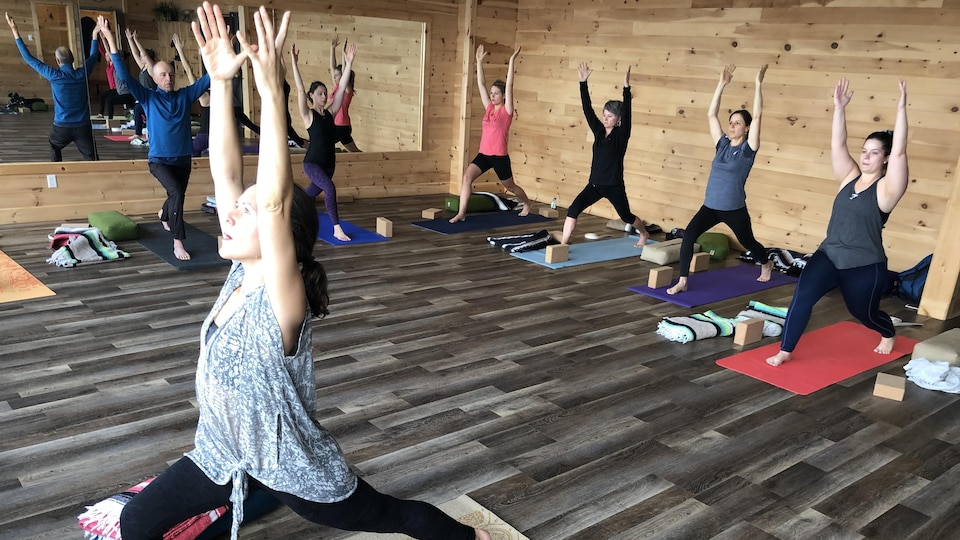Kateri Dupont en train de donner un cours de yoga.