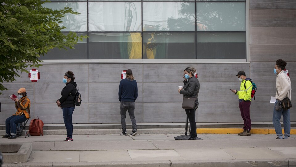 Une file d'attente à l'extérieur d'un centre de dépistage de Toronto.
