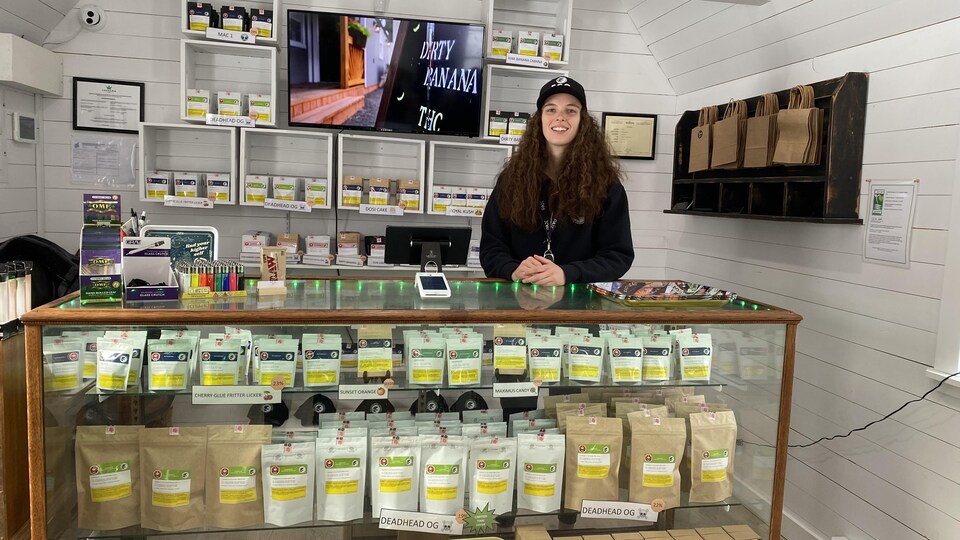 Danika Robichaud derrière un comptoir de produits de cannabis.