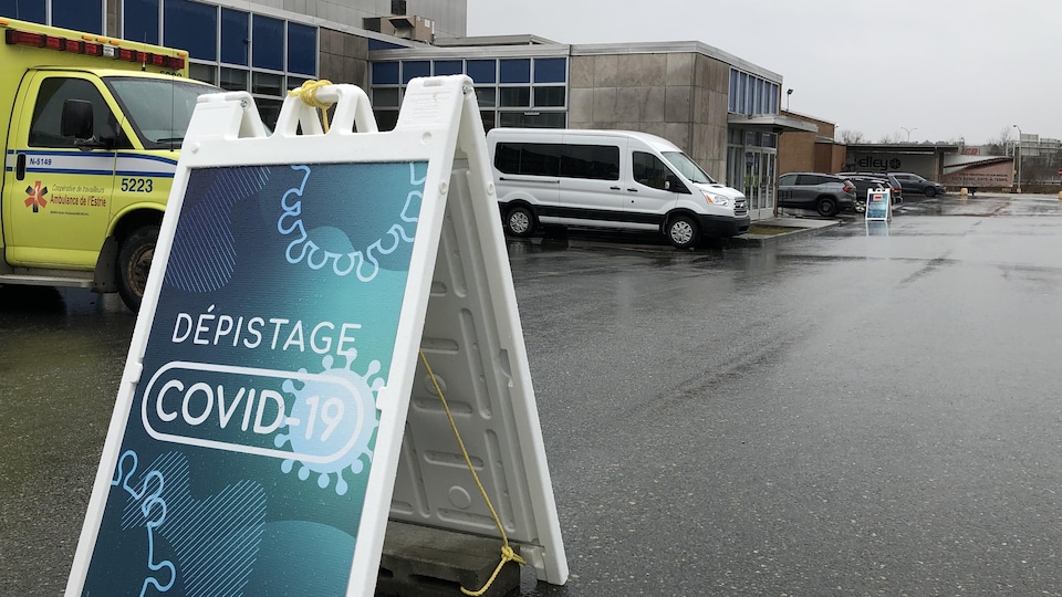 Affiche installée dans le stationnement du centre de dépistage de Sherbrooke en novembre.