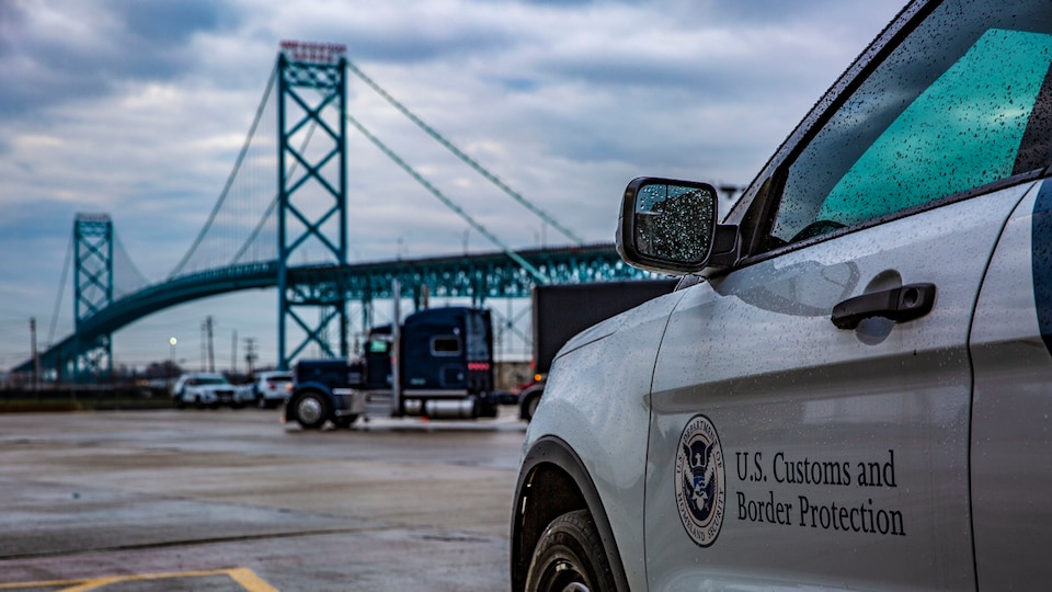 Un véhicule des Douanes et de la Protection des frontières des États-Unis, devant le pont Ambassador.