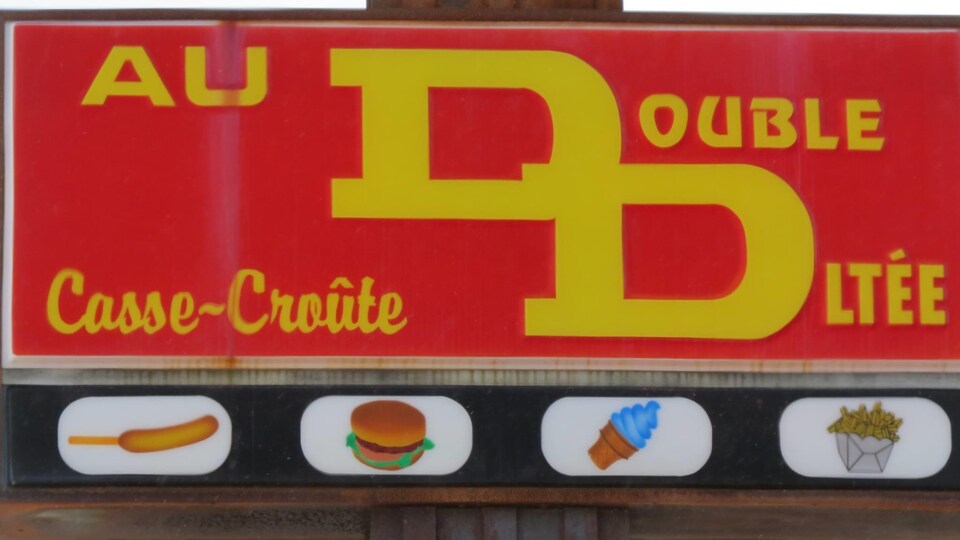 L'affiche du restaurant sur lequel est écrit Au Double D Casse-Croûte.