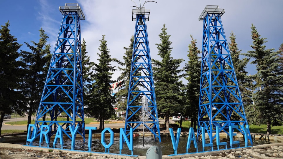 Une fontaine représente trois puits pétroliers devant lesquels se trouve le nom de Drayton Valley.