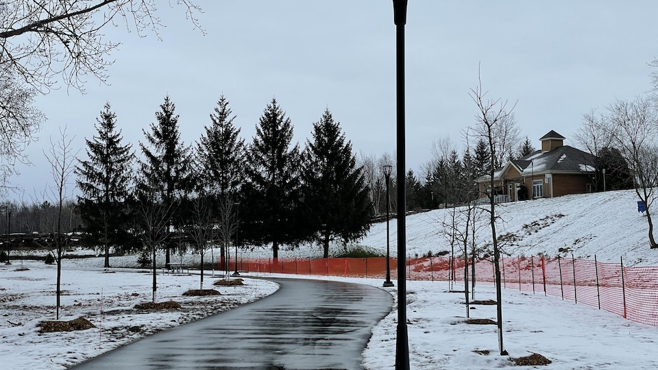 La promenade Rivia bordée de neige. 
