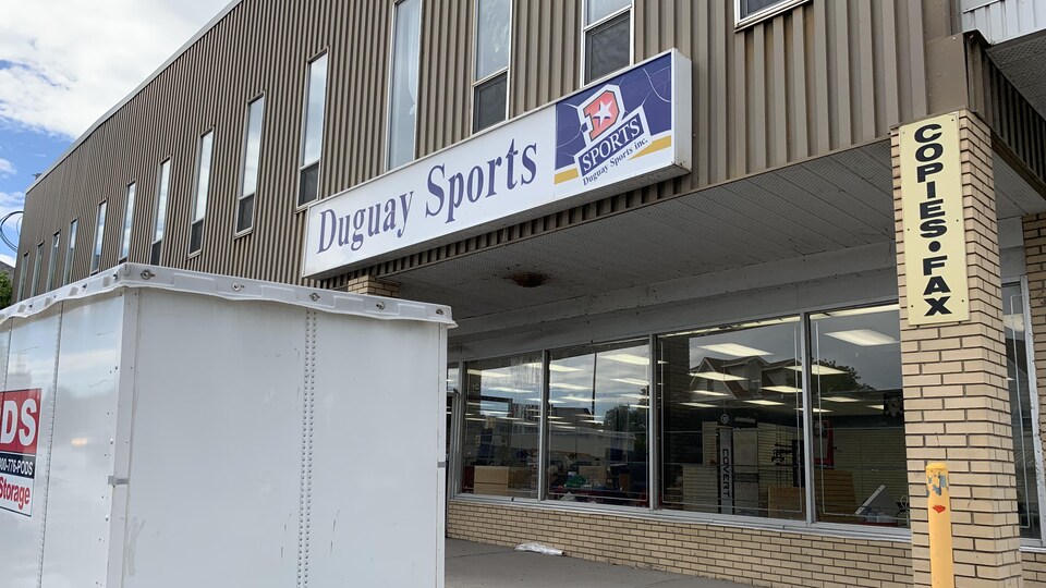 La devanture du magasin Duguay Sports.