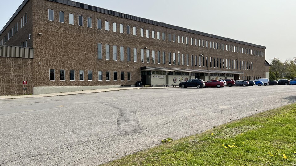 La façade de l'École secondaire La Frontalière de Coaticook.