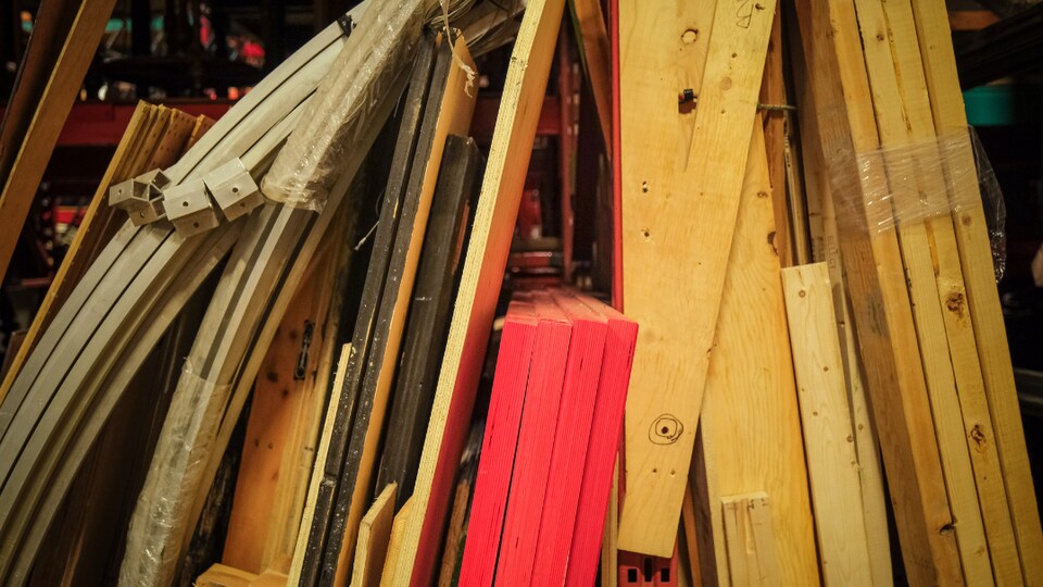 Plusieurs matériaux et morceaux de bois entreposés.