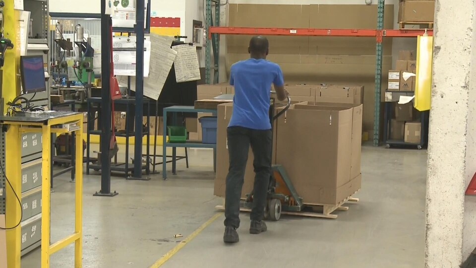 Un travailleur dans une usine