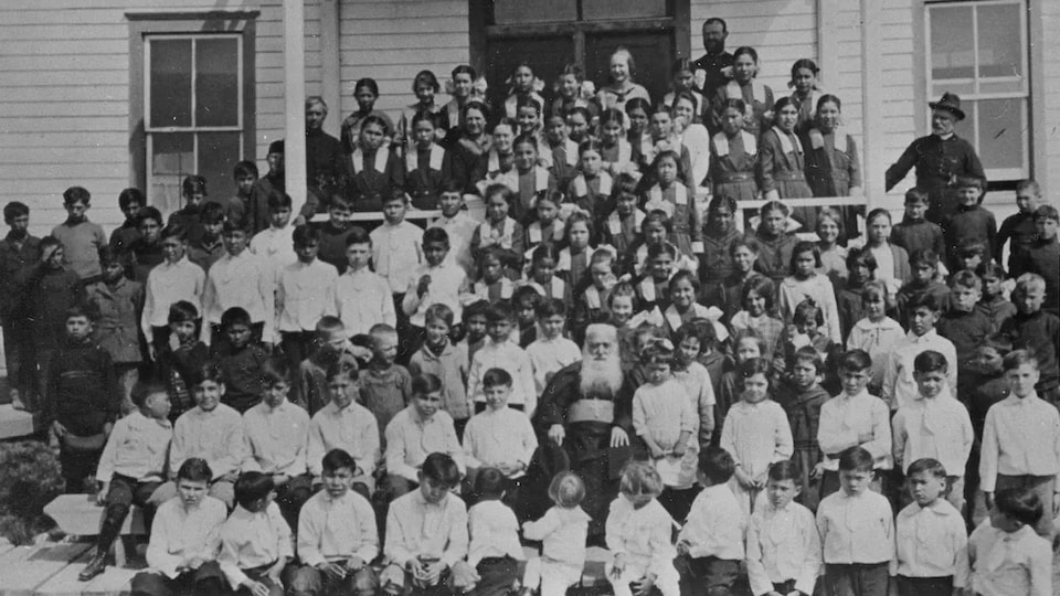 Photo d’archive de l’évêque Émile Grouard avec des écoliers en 1924.
