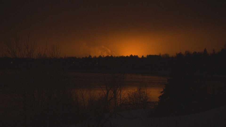 Un ciel orangé éclairé par les lumières des Serres Toundra.
