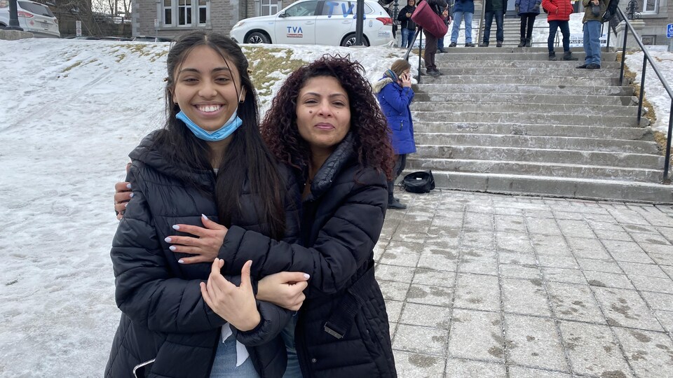 Ensaf Haidar enlace sa fille Najwa devant l'hôtel de ville de Sherbrooke.