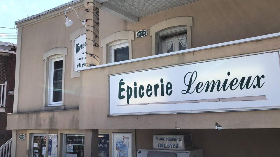 La devanture de l'épicerie Lemieux de Sherbrooke.