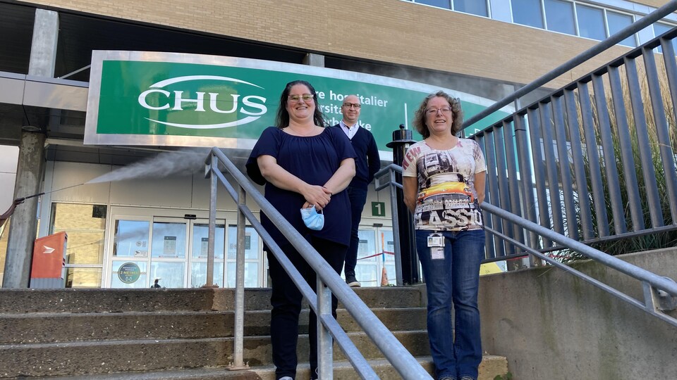 Nathalie Fortier, Éric Rouzou et Chantal Mercier devant la porte du CIUSSS de l'Estrie-CHUS.