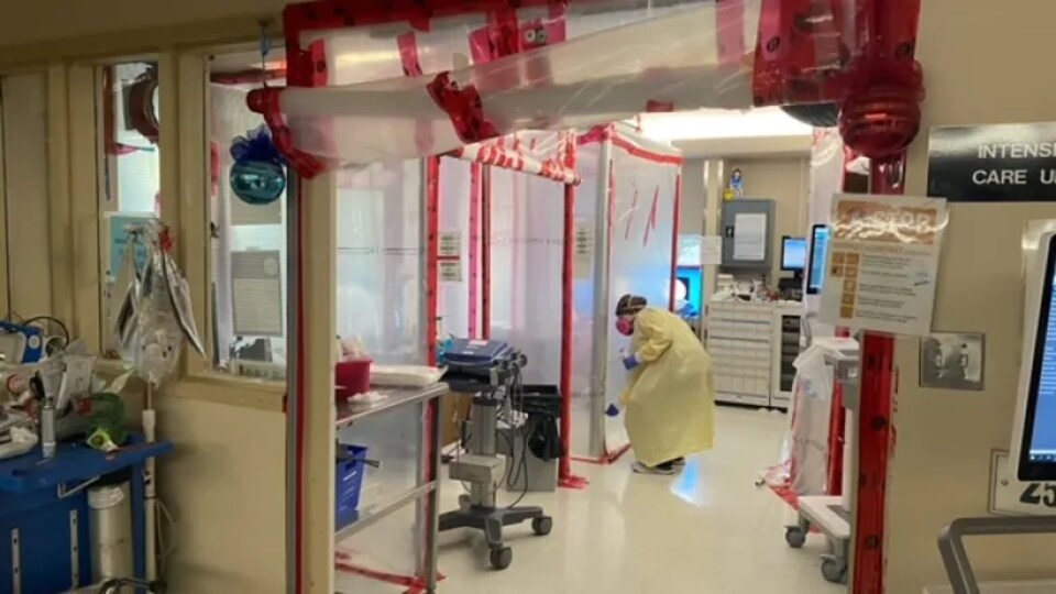 Une unité de soins intensifs, protégée notamment par des rideaux de plastique.