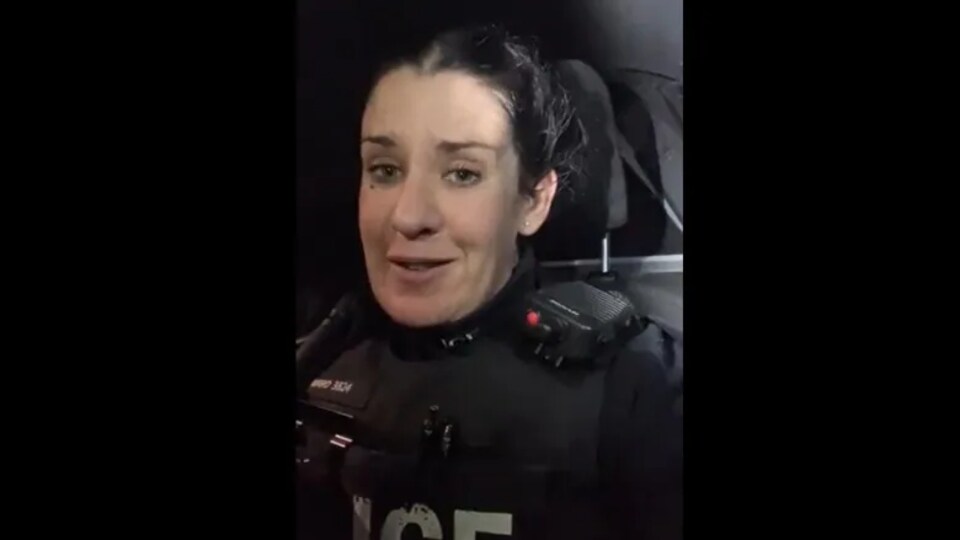 Une policière en uniforme dans une vidéo.