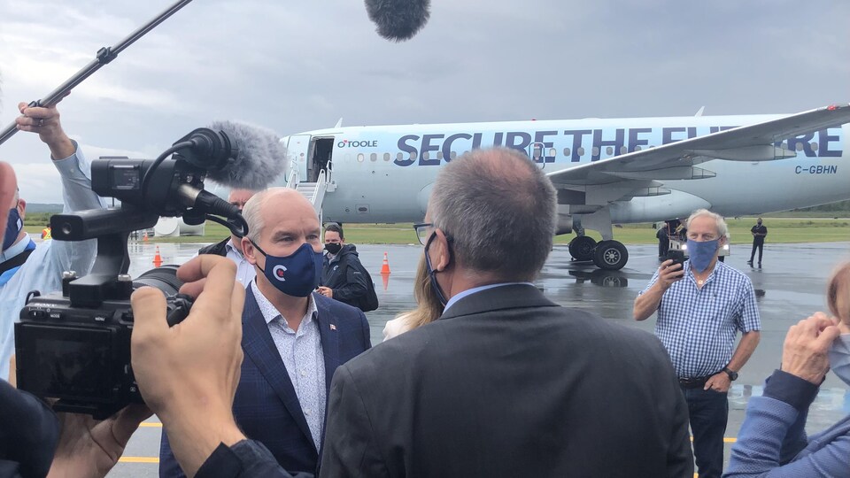 Erin O'Toole devant son avion, Il s'adresse à des journalistes et à des supporteurs.