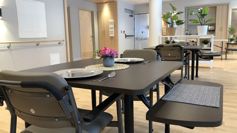 Une table adaptée.