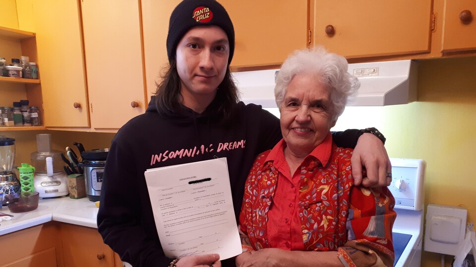 Édouard Fortin-Rousseau et Denise Rousseau avec le bail qu'ils ont signé.