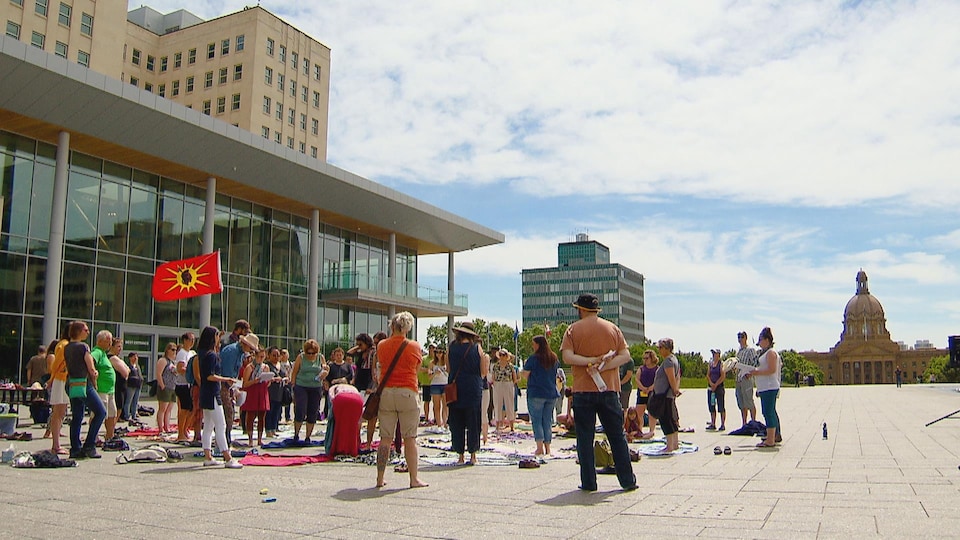 Une centaine de personnes ont participé à un exercice des couvertures devant l'Assemblée législative de l'Alberta, dans le cadre de la Semaine de la réconciliation à Edmonton.