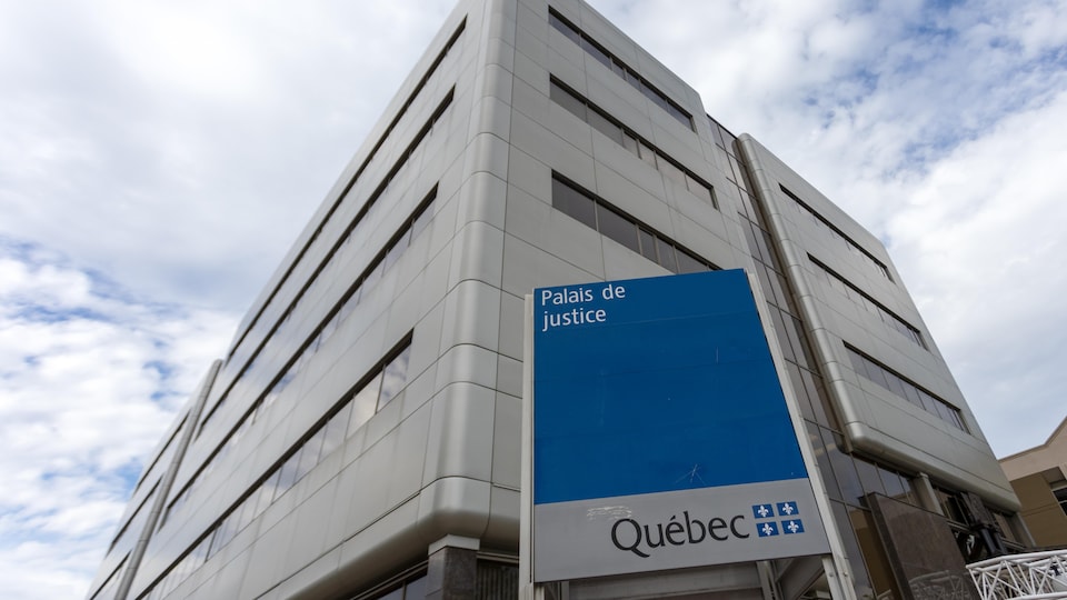 La façade du palais de justice de Chicoutimi.