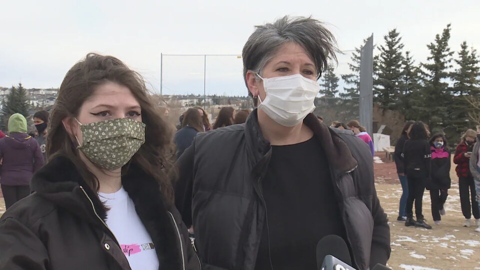 Ellee McInnes et sa mère Melanie Isabelle lors de la manifestation, à l'extérieur. 