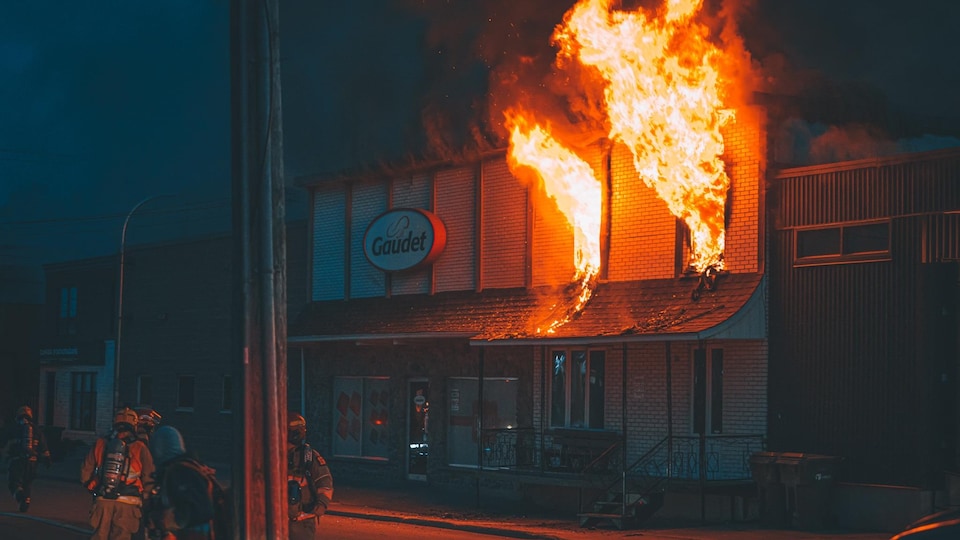 Le bâtiment de la Pâtisserie Gaudet en feu.