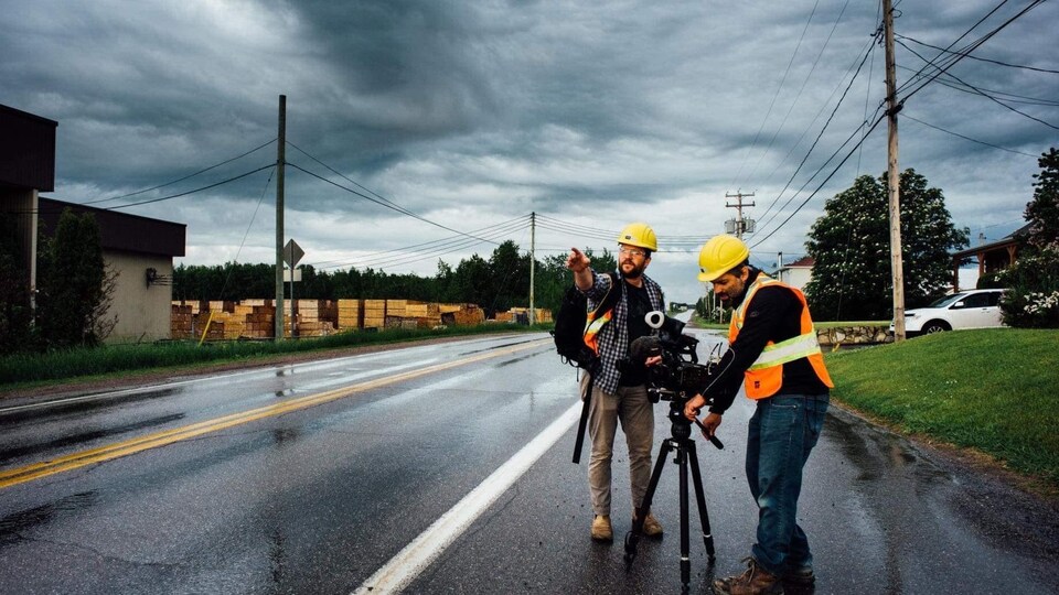 Le réalisateur et un caméraman sur la route.